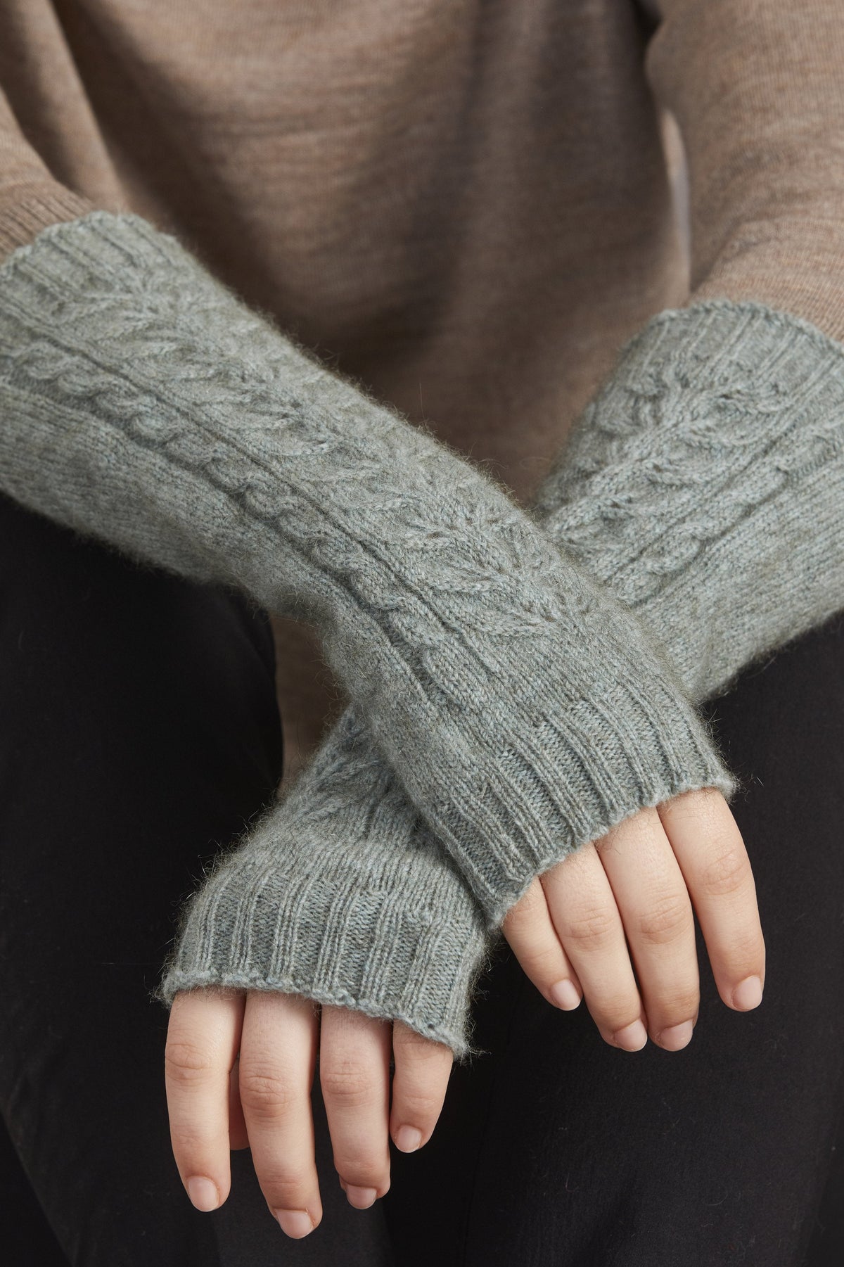 Cable Possum Merino Glovelet